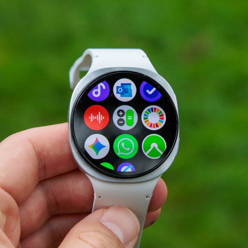 ساعت هوشمند 44 میلی‌متری سامسونگ مدل Galaxy Watch 8 با بند پلاستیکی