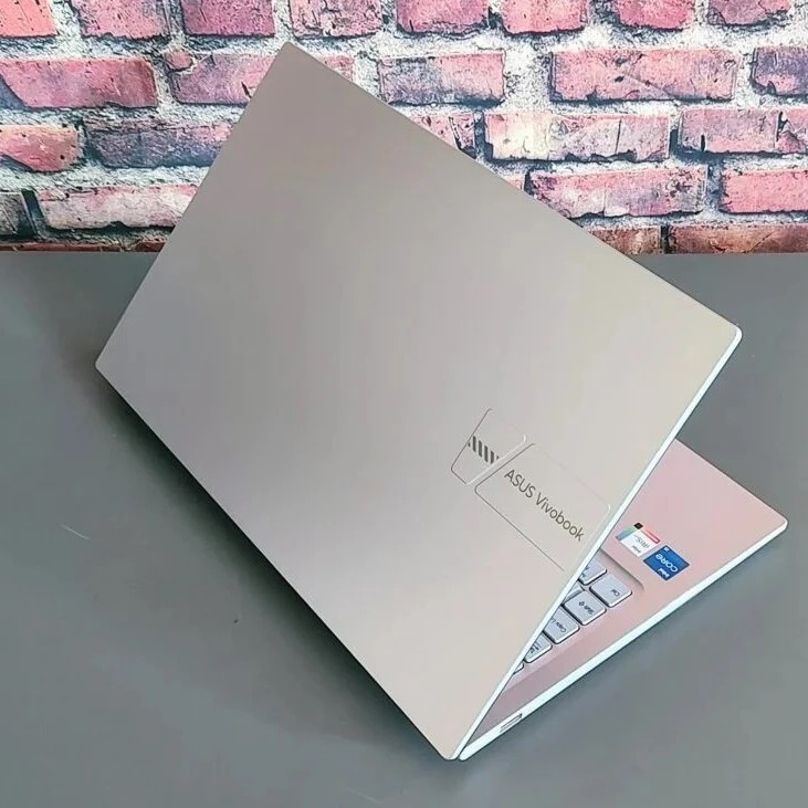لپ‌تاپ 15.6 اینچی ایسوس مدل Vivobook 15 X1504VA، پردازنده Core 5-120U، رم 8 گیگابایت DDR5 با فرکانس 4800 مگاهرتز، حافظه SSD با ظرفیت 512 گیگابایت، نمایشگر IPS با وضوح Full HD، پشتیبانی از Wi-Fi 6 و Bluetooth 5.2