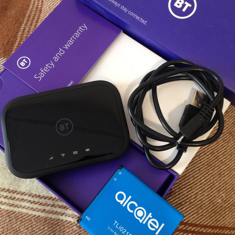 مودم قابل حمل آلکاتل مدل BT70 با پشتیبانی از 4.5G Cat7، سرعت دانلود تا 300Mbps و آپلود تا 100Mbps، وای‌فای دو بانده 2.4GHz و 5GHz با استاندارد 802.11a/b/g/n/ac، شارژدهی باتری تا 8 ساعت و اتصال همزمان 20 کاربر