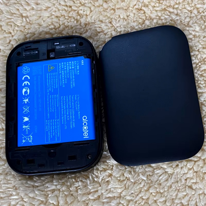 مودم قابل حمل آلکاتل مدل BT70 با پشتیبانی از 4.5G Cat7، سرعت دانلود تا 300Mbps و آپلود تا 100Mbps، وای‌فای دو بانده 2.4GHz و 5GHz با استاندارد 802.11a/b/g/n/ac، شارژدهی باتری تا 8 ساعت و اتصال همزمان 20 کاربر