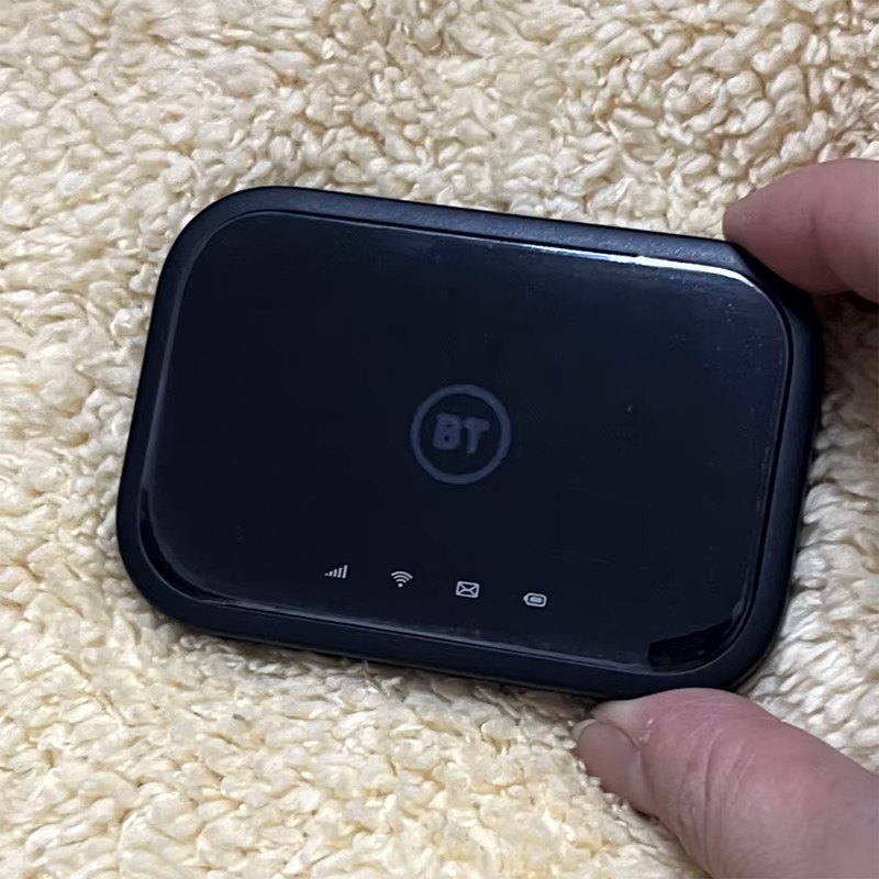 مودم قابل حمل آلکاتل مدل BT70 با پشتیبانی از 4.5G Cat7، سرعت دانلود تا 300Mbps و آپلود تا 100Mbps، وای‌فای دو بانده 2.4GHz و 5GHz با استاندارد 802.11a/b/g/n/ac، شارژدهی باتری تا 8 ساعت و اتصال همزمان 20 کاربر