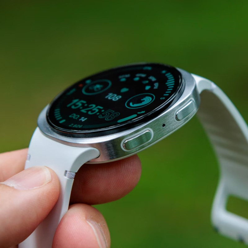 ساعت هوشمند 40 میلی‌متری سامسونگ مدل Galaxy Watch 8 با بند پلاستیکی
